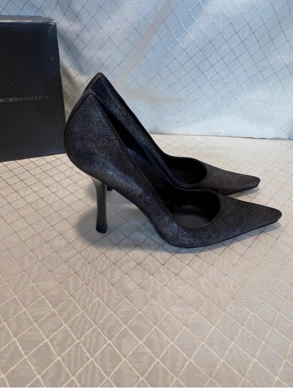 BCBG MAXAZRIA: Platinum Burma Suede Pointed Heel size 7.5M - Picture 4 of 9